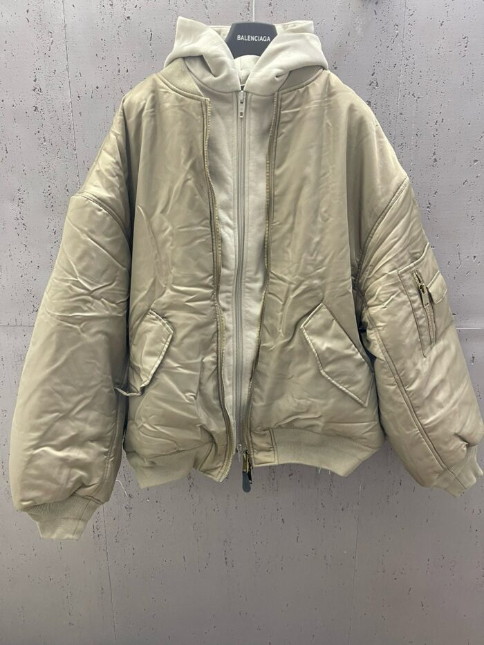 Giacca oversize beige imbottita con cappuccio, stile streetwear urbano e comodo per linverno