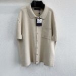 Camicia beige uomo, stile casual e minimalista, tessuto morbido, collo classico, tasca frontale.