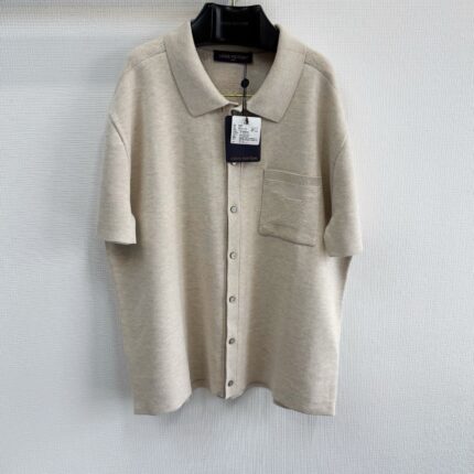 Camicia beige uomo, stile casual e minimalista, tessuto morbido, collo classico, tasca frontale.