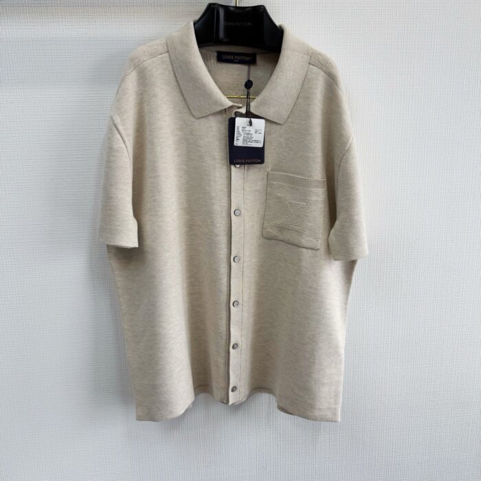Camicia beige uomo, stile casual e minimalista, tessuto morbido, collo classico, tasca frontale.