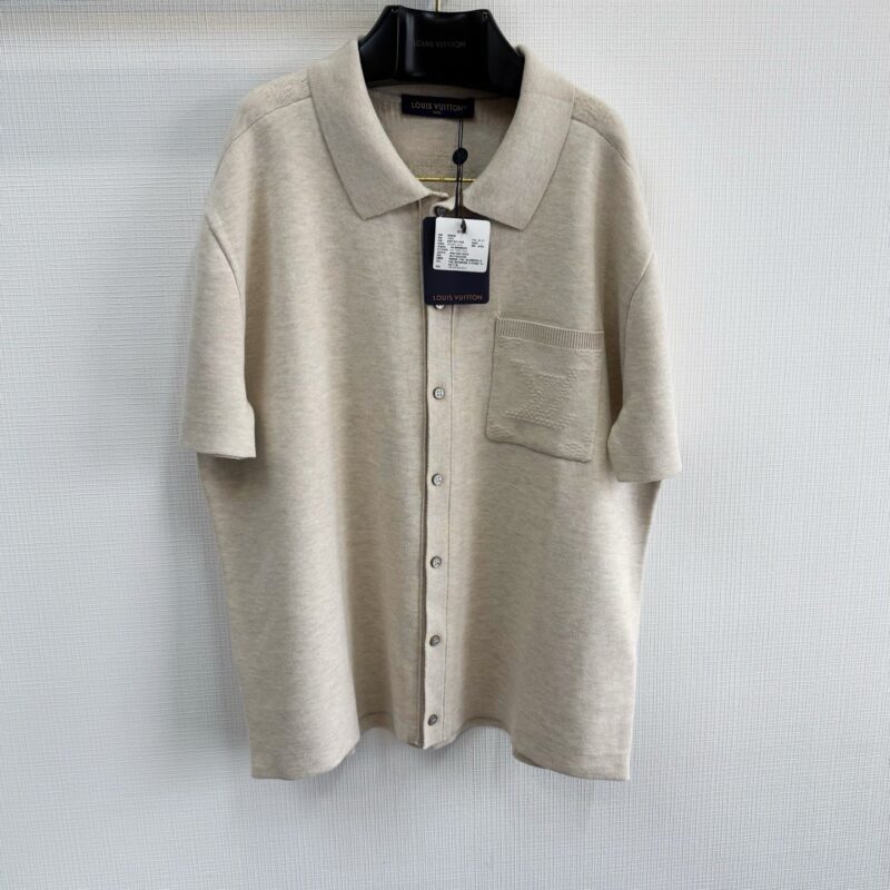 Camicia beige uomo, stile casual e minimalista, tessuto morbido, collo classico, tasca frontale.