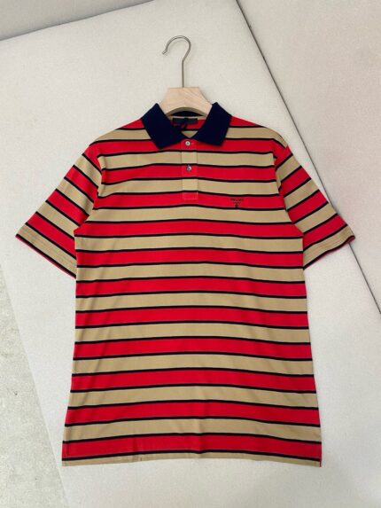 Polo uomo a righe rosso, beige e navy con colletto, taschino e bottoni, stile casual elegante.