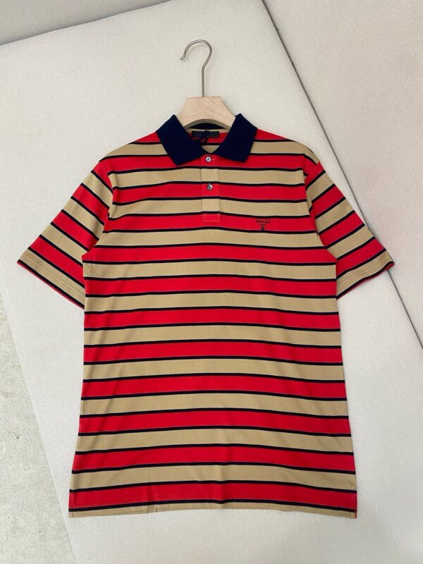Polo uomo a righe rosso, beige e navy con colletto, taschino e bottoni, stile casual elegante.