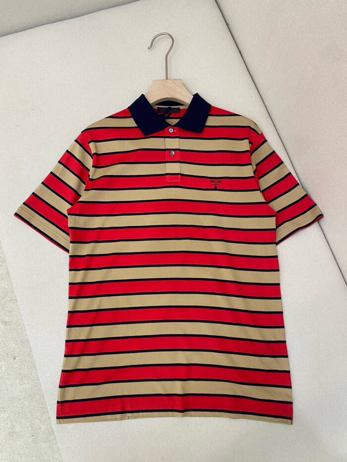 Polo uomo a righe rosso, beige e navy con colletto, taschino e bottoni, stile casual elegante.