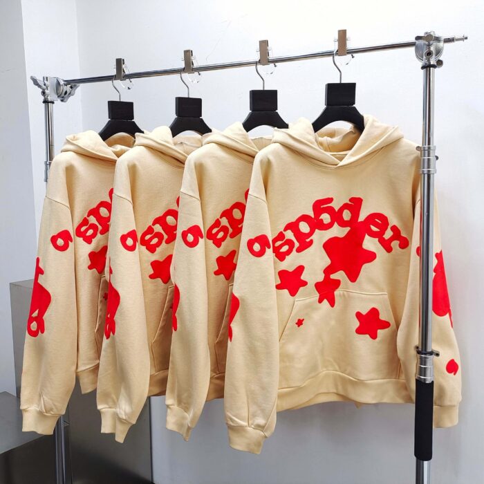 Felpe beige con grafica rossa Spider e stelle, stile streetwear casual per giovani.