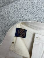Camicia beige con etichetta navy, bottoni eleganti e lavorazione di alta qualità.