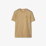 T-Shirt beige con dettagli moderni sulle spalle e logo discreto, ideale per look casual e chic.