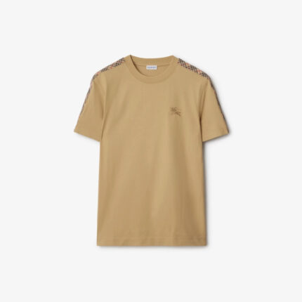 T-Shirt beige con dettagli moderni sulle spalle e logo discreto, ideale per look casual e chic.