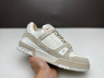 Sneaker beige moderna con suola oversize e dettagli in tessuto, stile casual e versatile.