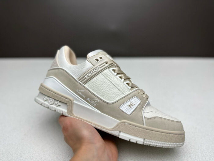 Sneaker beige moderna con suola oversize e dettagli in tessuto, stile casual e versatile.