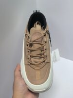 Sneaker beige in suede con suola bianca antiscivolo e logo sulla linguetta.
