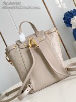 Borsa beige elegante con hardware dorato e design moderno, perfetta per ogni occasione.