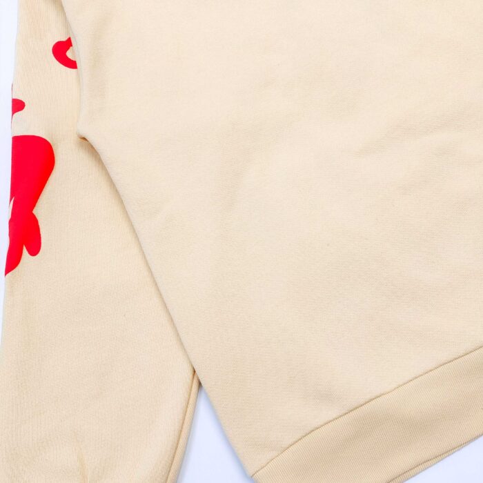 Felpa beige con grafica rossa urban style, morbida e comoda per look casual e trendy.