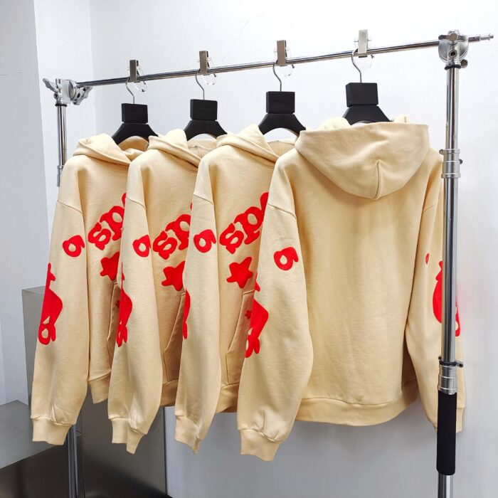 Felpe beige con dettagli rossi, stile streetwear moderno, comode e alla moda.
