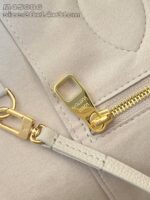 Borsa donna beige in sintetico con zip dorata e dettaglio elegante.