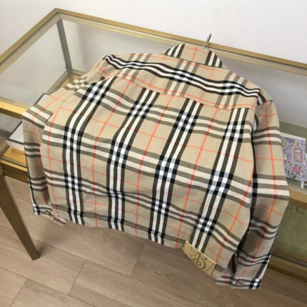 Camicia scozzese beige di lusso su tavolo in vetro, stile elegante e di alta qualità.