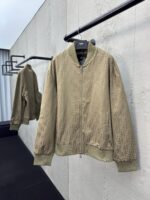 Giacca bomber beige elegante con dettagli testurizzati in stile moderno e casual.