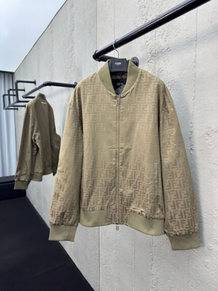 Giacca bomber beige elegante con dettagli testurizzati in stile moderno e casual.