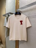 T-Shirt beige con cuore rosso applicato, stile casual e moderno, perfetto per ogni occasione.