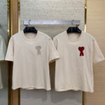 T-shirt beige con cuore semplice grigio e rosso, casual e versatile, perfetta per ogni stile.