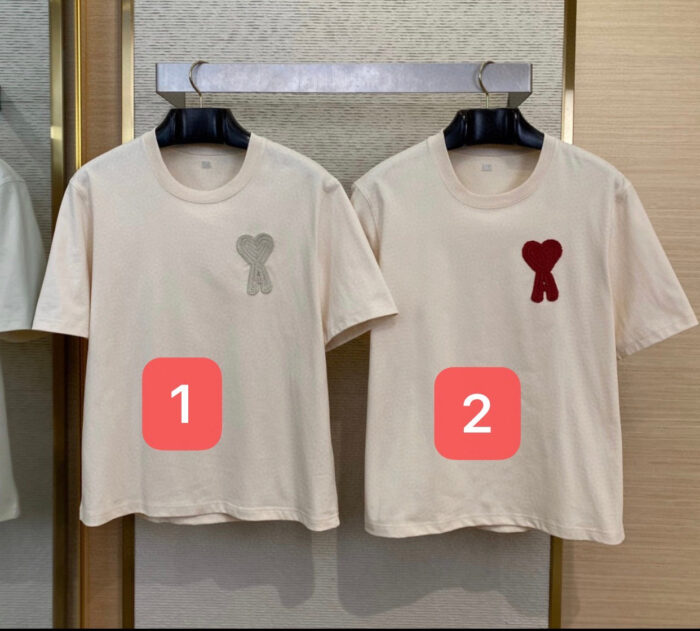Magliette beige con cuori minimalisti, eleganti e colorati, ideali per uno stile casual e versatile.