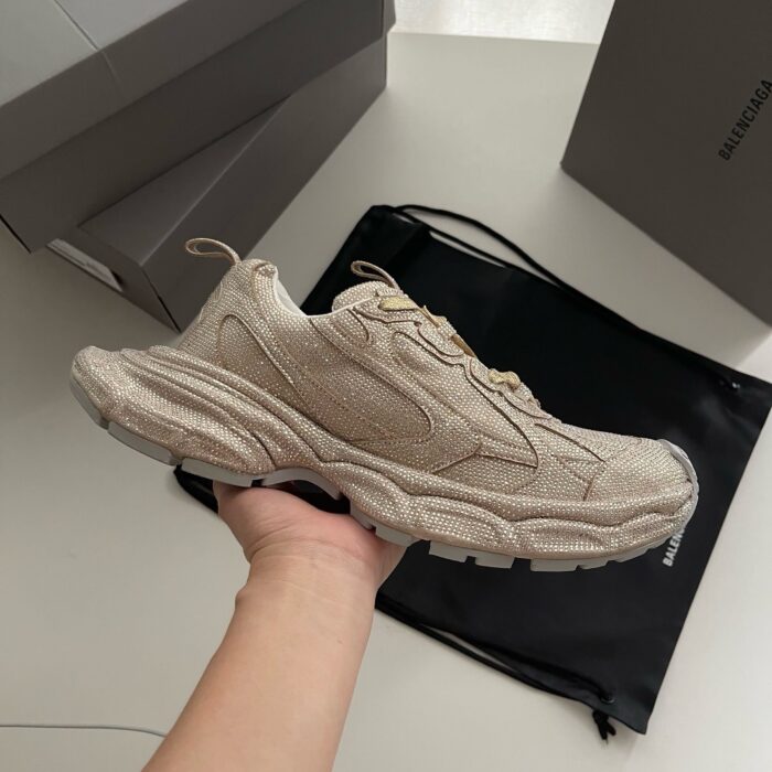 Sneaker beige in tessuto intrecciato con suola spessa e dettagli eleganti, ideale per ogni look.