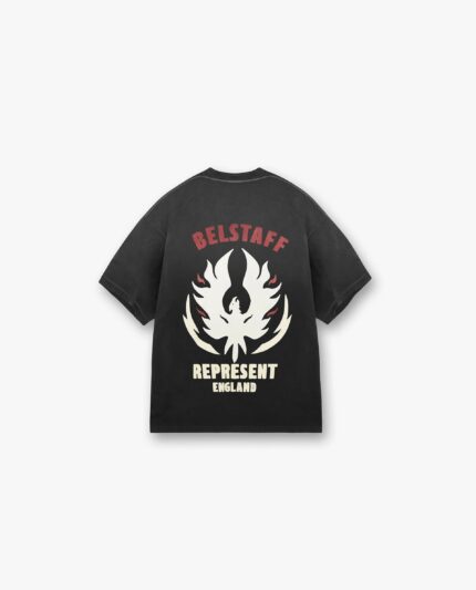 T-Shirt nero Belstaff con grafica fiamma, logo e “England” per uno stile moderno casual.