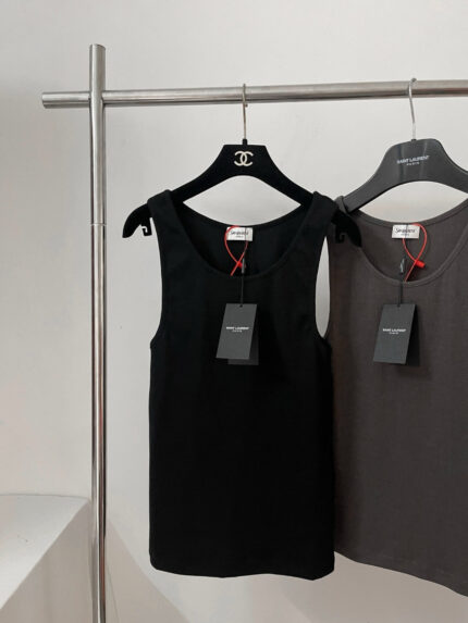 Tank top minimalisti nero e grigio su scaffale moderno, stile elegante e raffinato.