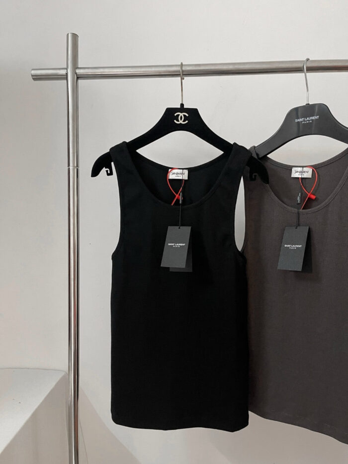 Tank top minimalisti nero e grigio su scaffale moderno, stile elegante e raffinato.