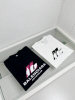 T-shirt Balenciaga nero e bianco su superficie di vetro elegante, stile moderno e di tendenza.