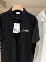 Polo nere e bianche di alta qualità in elegante vetrina di moda italiana.