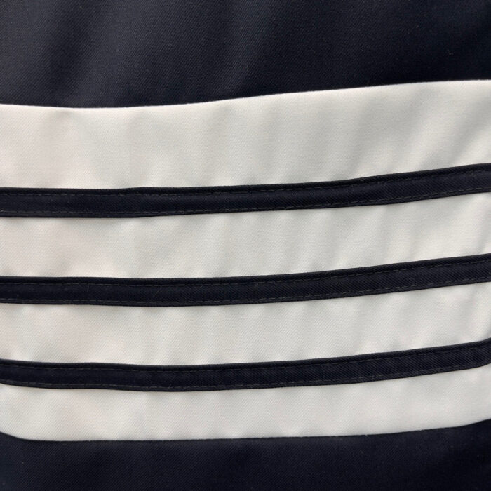 Tessuto a strisce bianche e nere, moderno, elegante, ideale per moda e arredi contemporanei.