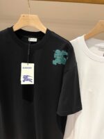 Magliette streetwear eleganti: nera con stampa leone verde e bianca minimalista in esposizione raffinata.