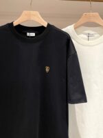 Magliette basic nero e bianco, eleganti e casual, con dettagli minimalisti e stile senza tempo.