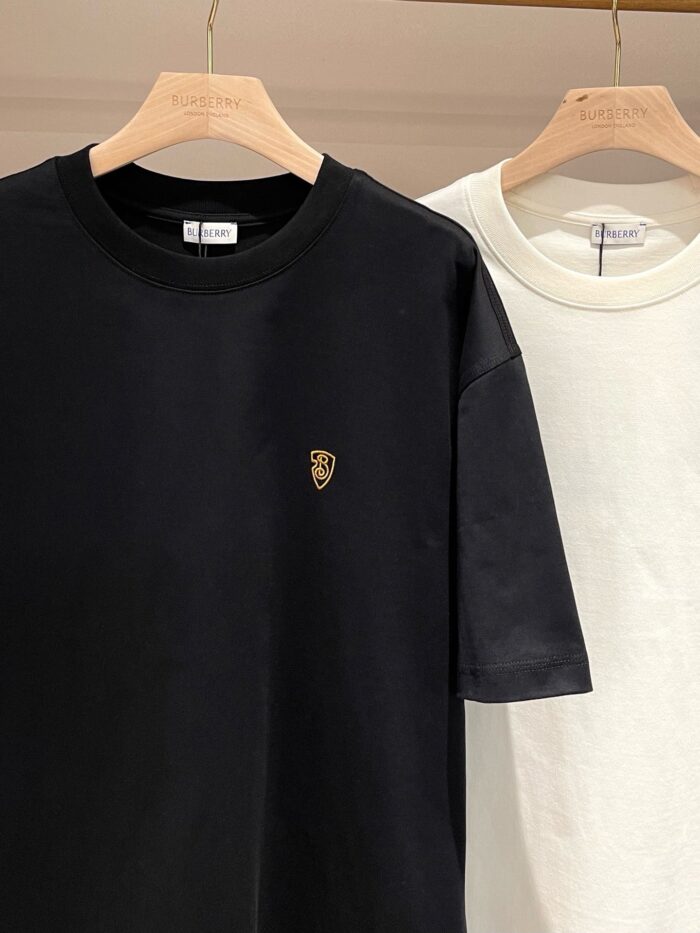 Magliette basic nero e bianco, eleganti e casual, con dettagli minimalisti e stile senza tempo.