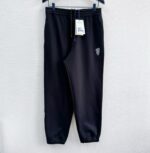 Pantaloni jogger neri sportivi con vita regolabile, logo discreto, stile casual e comfort elegante.