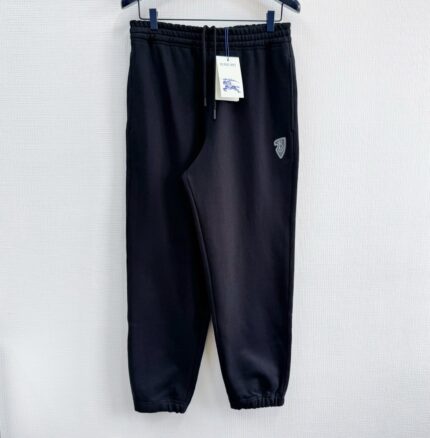 Pantaloni jogger neri sportivi con vita regolabile, logo discreto, stile casual e comfort elegante.