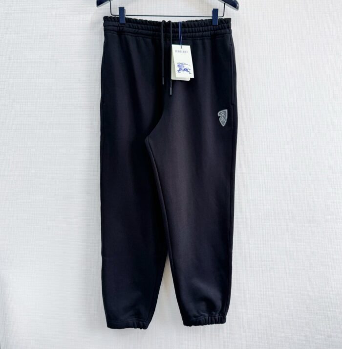 Pantaloni jogger neri sportivi con vita regolabile, logo discreto, stile casual e comfort elegante.