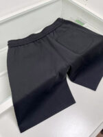 Pantaloncini neri casual con fascia elastica e tasca posteriore, ideali per sport e relax.