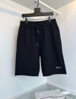 Pantaloni shorts neri sportivi in cotone con cintura regolabile e logo discreto.