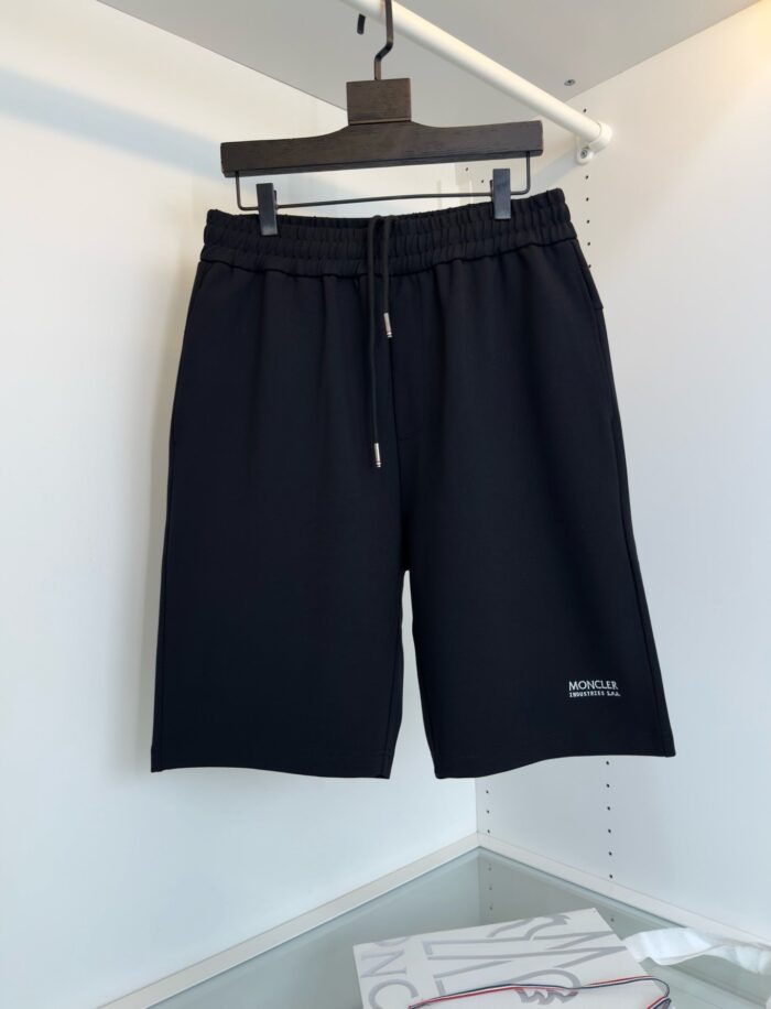 Pantaloni shorts neri sportivi in cotone con cintura regolabile e logo discreto.