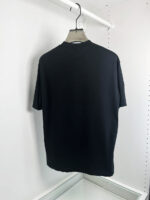 Maglietta nera basic da uomo in cotone, stile minimalista e comodo, perfetta per ogni look casual.