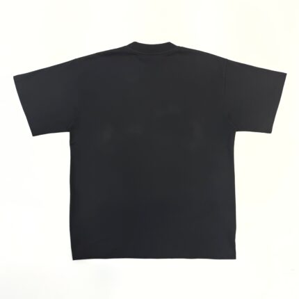 Maglietta nera casual a maniche corte, senza loghi, versatile e comoda per ogni occasione.