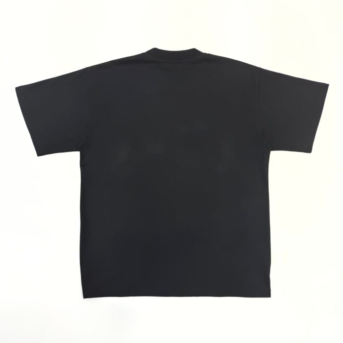 Maglietta nera casual a maniche corte, senza loghi, versatile e comoda per ogni occasione.