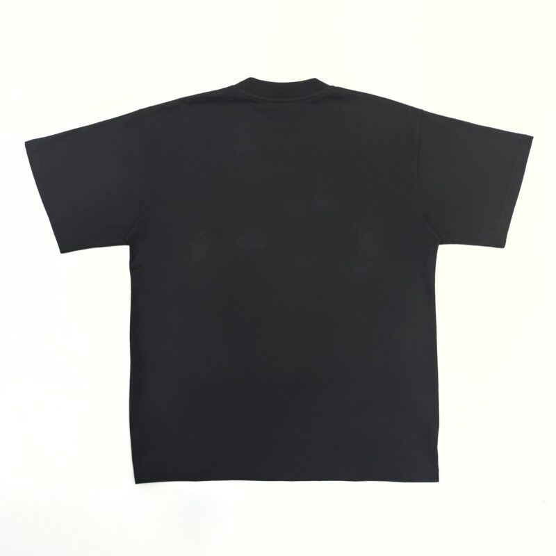 Maglietta nera casual a maniche corte, senza loghi, versatile e comoda per ogni occasione.