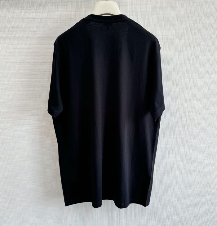 Maglietta uomo nera basic, retro semplice, vestibilità comoda e stile versatile.