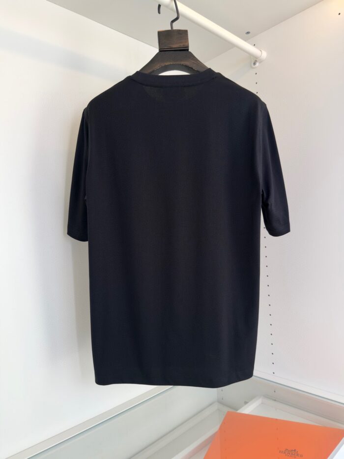 T-shirt nera semplice su gancio, stile minimalista, tessuto morbido e design versatile.