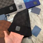 Cappelli Beanie eleganti in vari colori, tessuti moderni e design alla moda per ogni occasione.