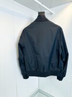 Giacca bomber nera classica in esposizione, stile moderno e versatile per ogni look casual.