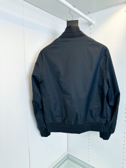 Giacca bomber nera classica in esposizione, stile moderno e versatile per ogni look casual.